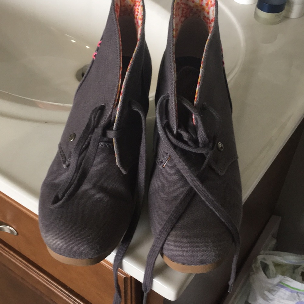 Mad love Gray wedges size 8